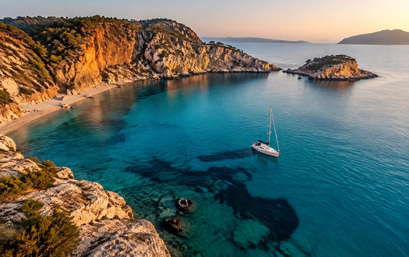 Cala mediterránea al atardecer